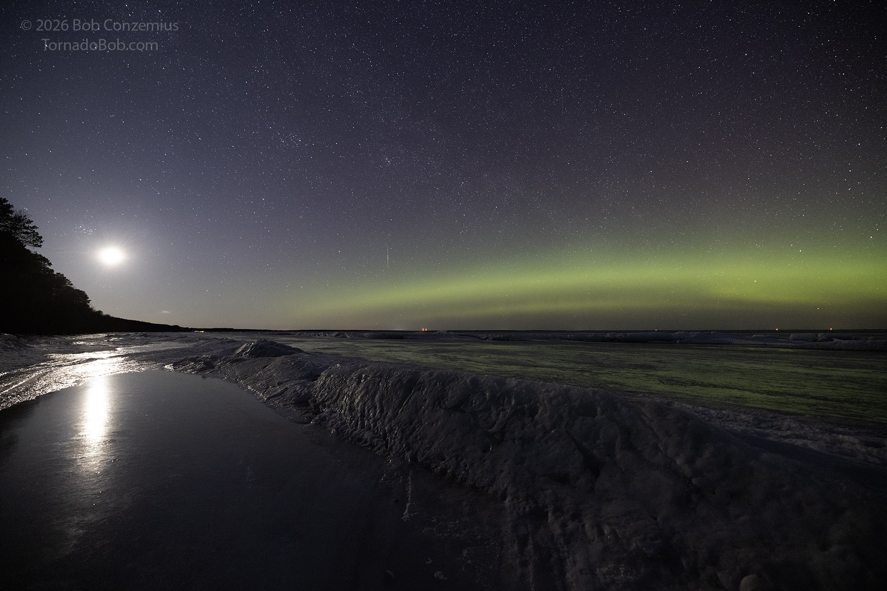 DESCRIBE THE PHOTO — aurora color, location, date.