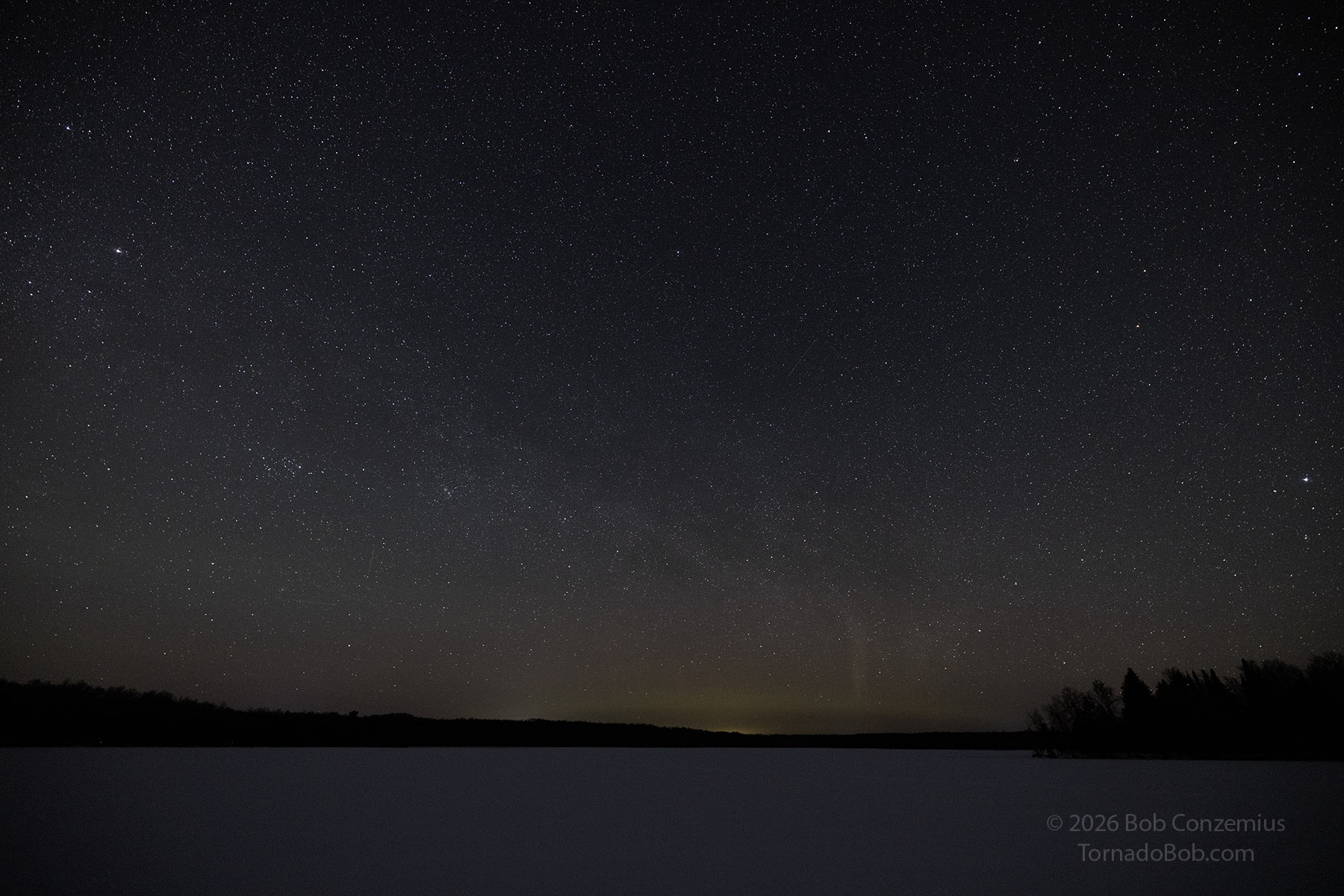 DESCRIBE THE PHOTO — aurora color, location, date.