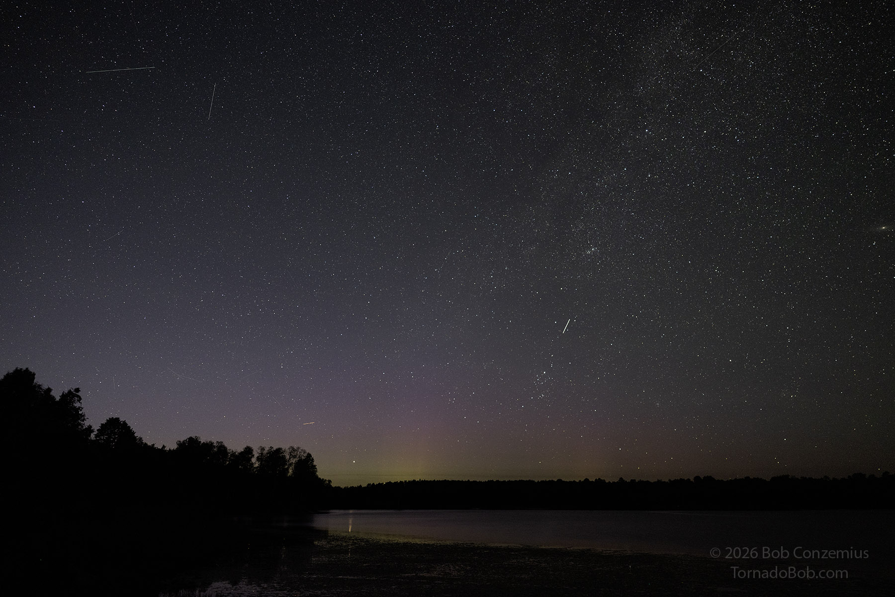 DESCRIBE THE PHOTO — aurora color, location, date.