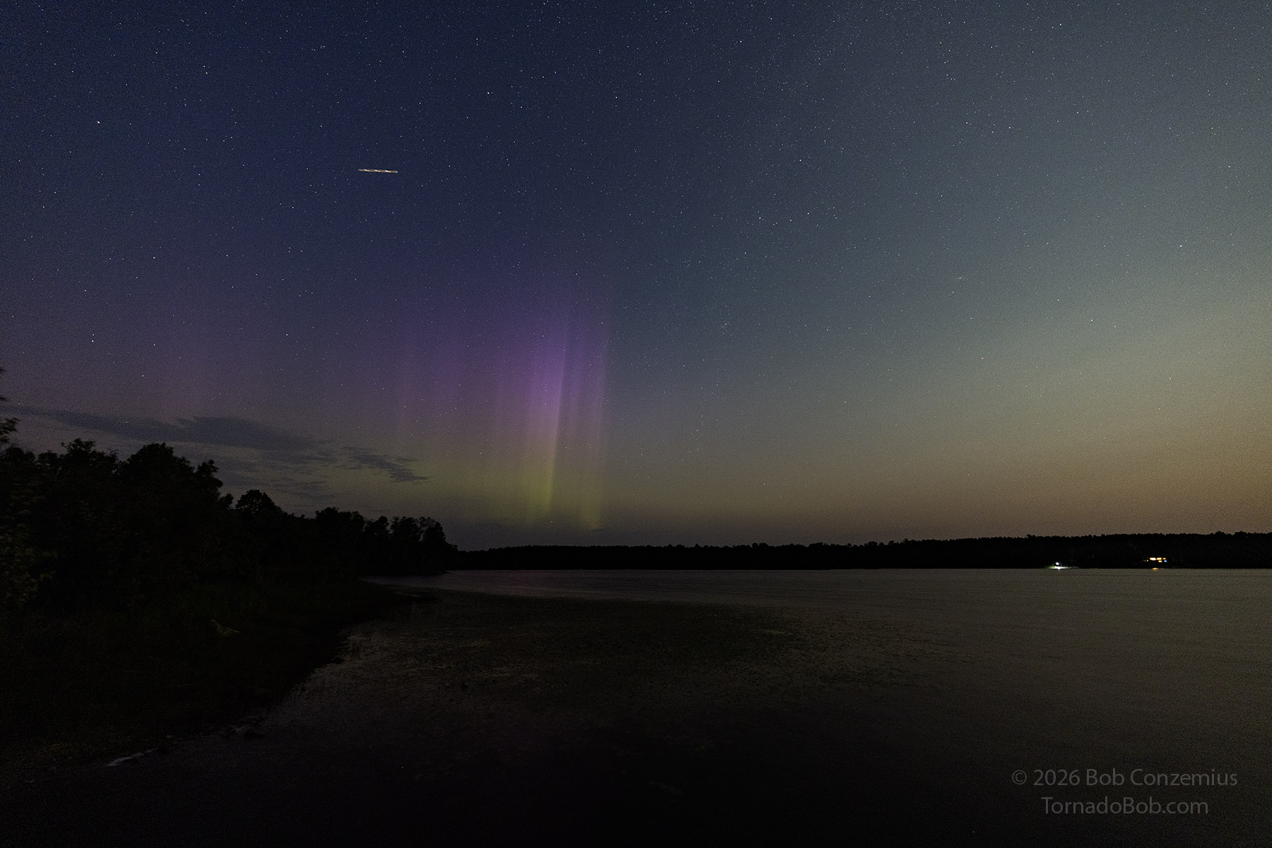 DESCRIBE THE PHOTO — aurora color, location, date.