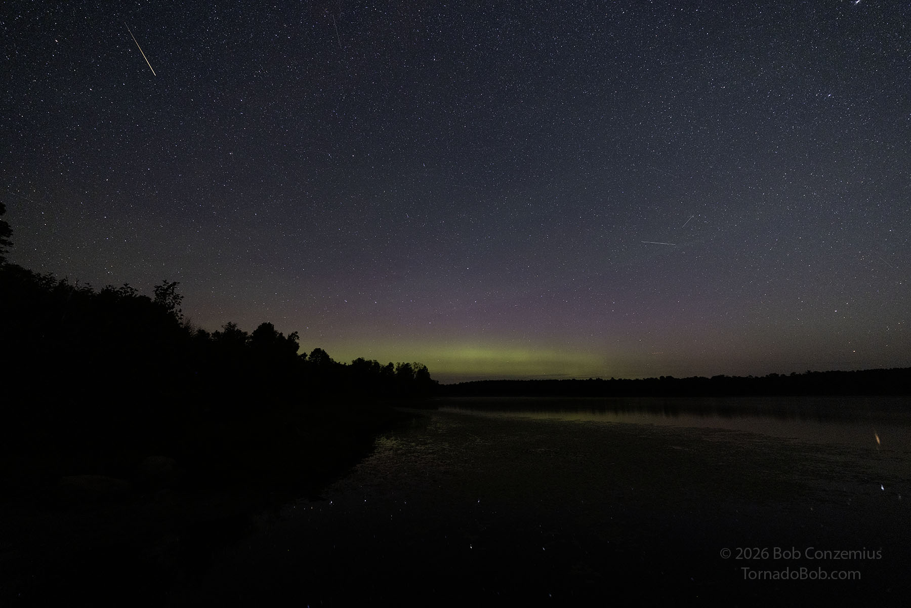 DESCRIBE THE PHOTO — aurora color, location, date.